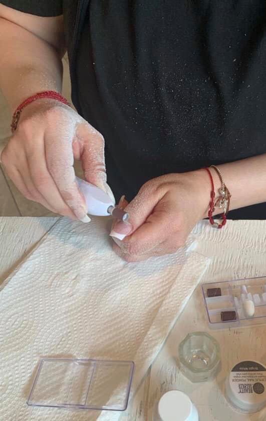 RuachoBrenda's tweet photo. Ni modo, me tendré que arreglar las uñas yo sola, sé que si salgo usaré guantes y nadie me las verá, pero no hay cómo sentirse bien con uno mismo.  💅🏻😉 https://t.co/gNLkuRmbop