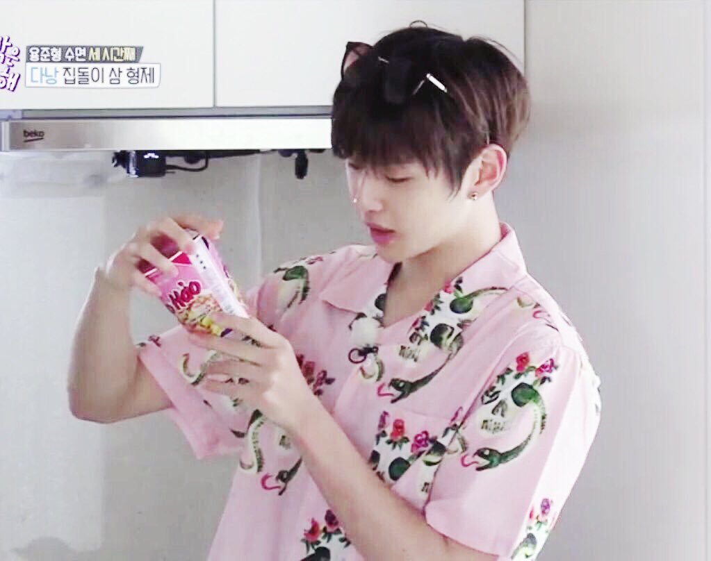 I_YamzZ's tweet photo. พี่แดนกับเสื้อฮาวายอ่ะสุดยอด โดยเฉพาะฮาวายส้มมันแบบหล่อมาก หล่อสุดดด อยากเห็นพี่แดนใส่อีกสักครั้งงง ฮือออ https://t.co/uMuQDUCcF2