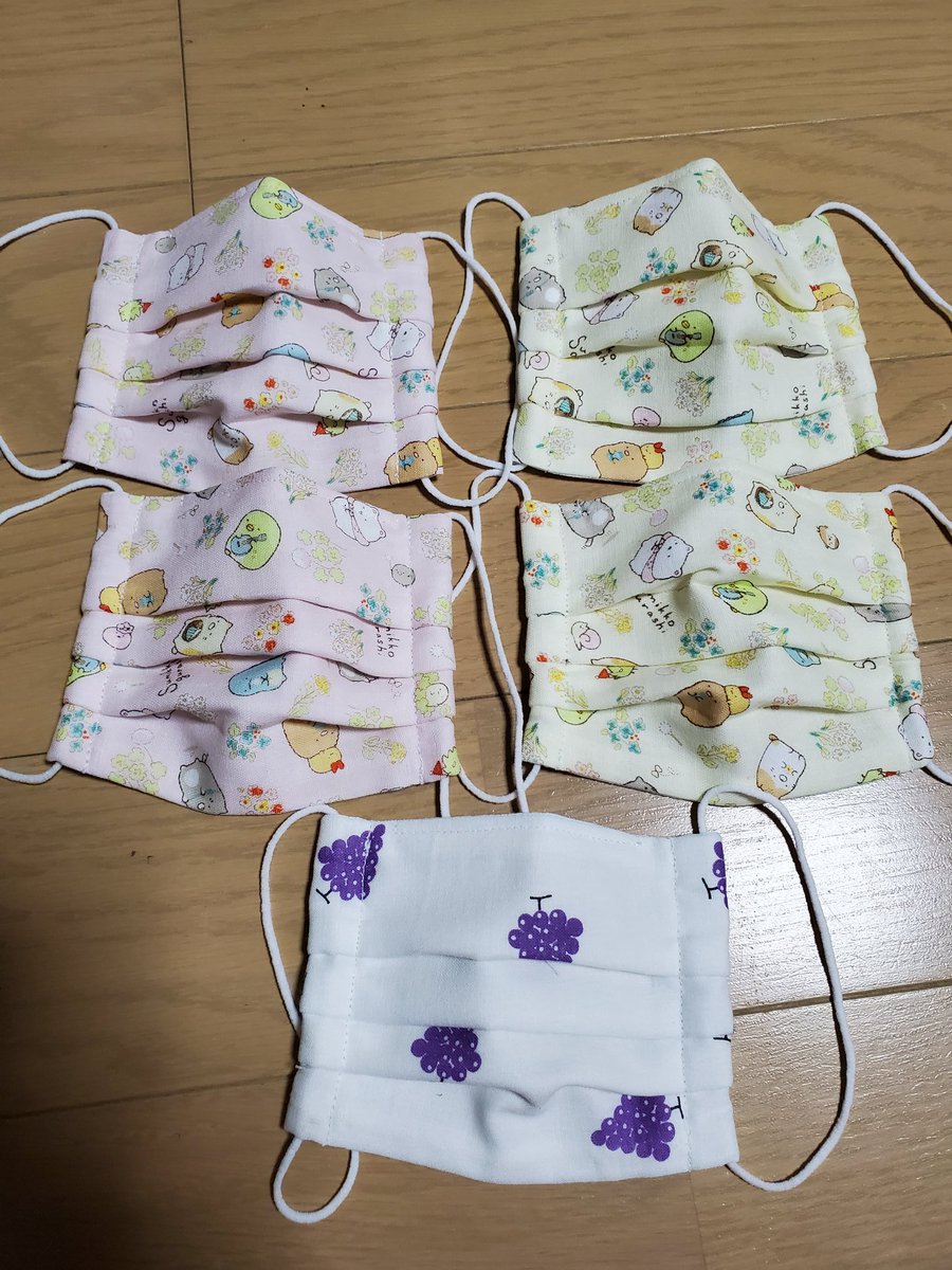 小梅 子供用ガーゼマスク完成 大きさ 縦 8 5cm 横 13cm 多少の誤差はあります お洗濯は手洗いで洗ってね 販売中です 手作りマスク 手作りガーゼマスク 子供用ガーゼマスク 子供用マスク 子供を守れ コロナ すみっこぐらし