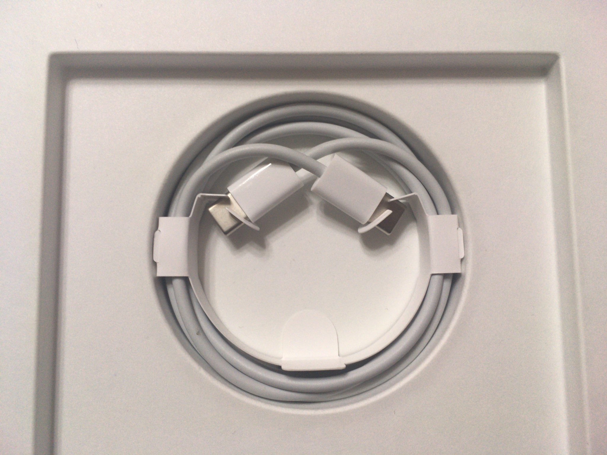 値下げ☆第5世代 iPad Pro 箱・未使用の充電ケーブル・充電器付き