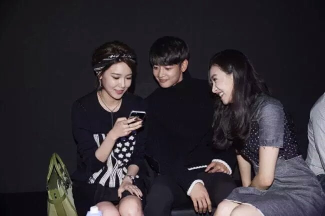 34. Victoria and SooYoung with SHINee Minho