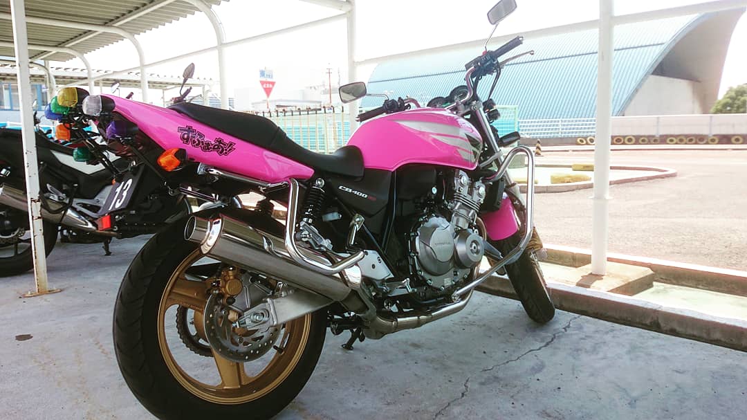 バイク情報番組like A Wind ライクアウインド 番組開始15周年 おまえらの教習車晒せよ スタッフも大型２輪の教習は ヤエドラに通いました スーフォアとナンシーちゃんこと Nc750l でした 当時はゼファーもあったような ピンクのスーフォア