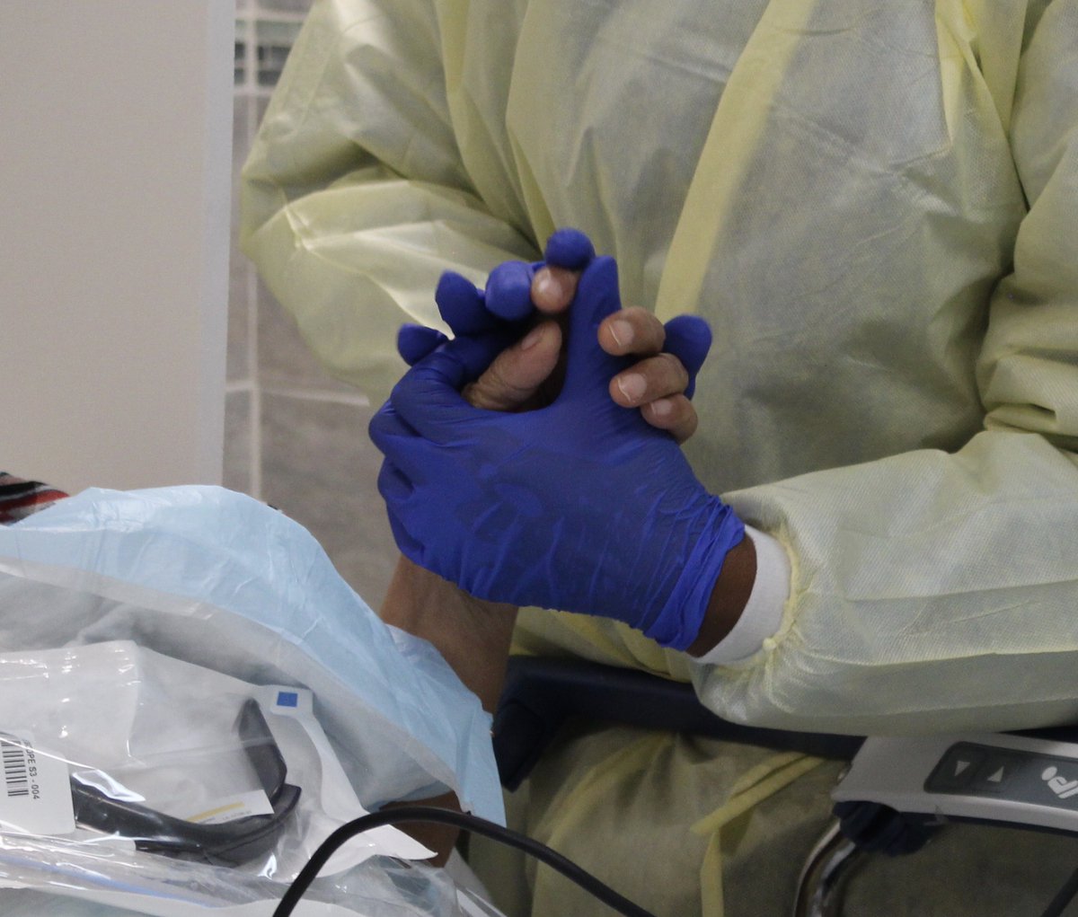 NickKristof's tweet photo. This left a powerful impression on me from my time in hard-hit NYC hospitals: A nurse holding the hand of a frightened patient undergoing intubation and connection to a ventilator. The compassion and humanity of the nurses and doctors left me awed.
https://t.co/0BBPlEa672 https://t.co/PbNxwAmiha