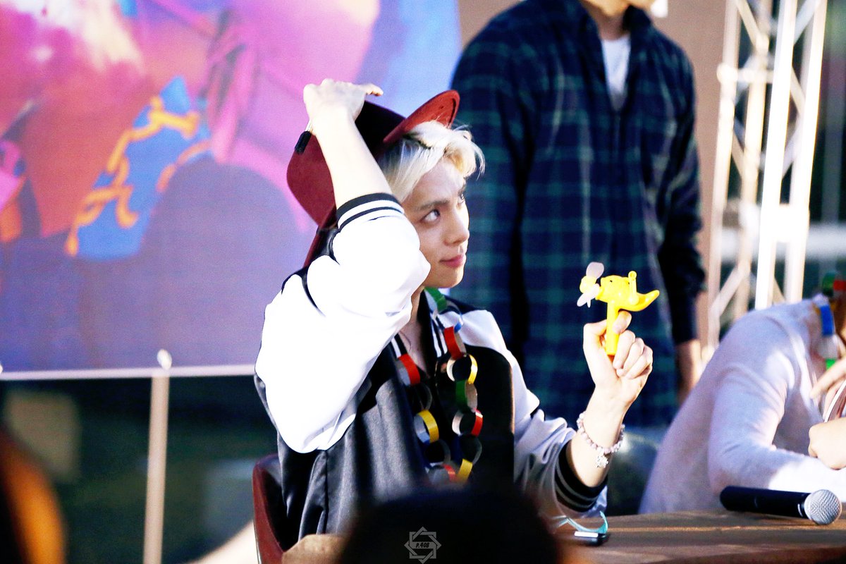 wordsbyjjong's tweet photo. “My mood is greatly affected by the season. I feel really thankful when people around me try to cheer me up, rather than to criticize me during those times.”

cr: thatcoolcatmeow https://t.co/ar8TVvHlAF