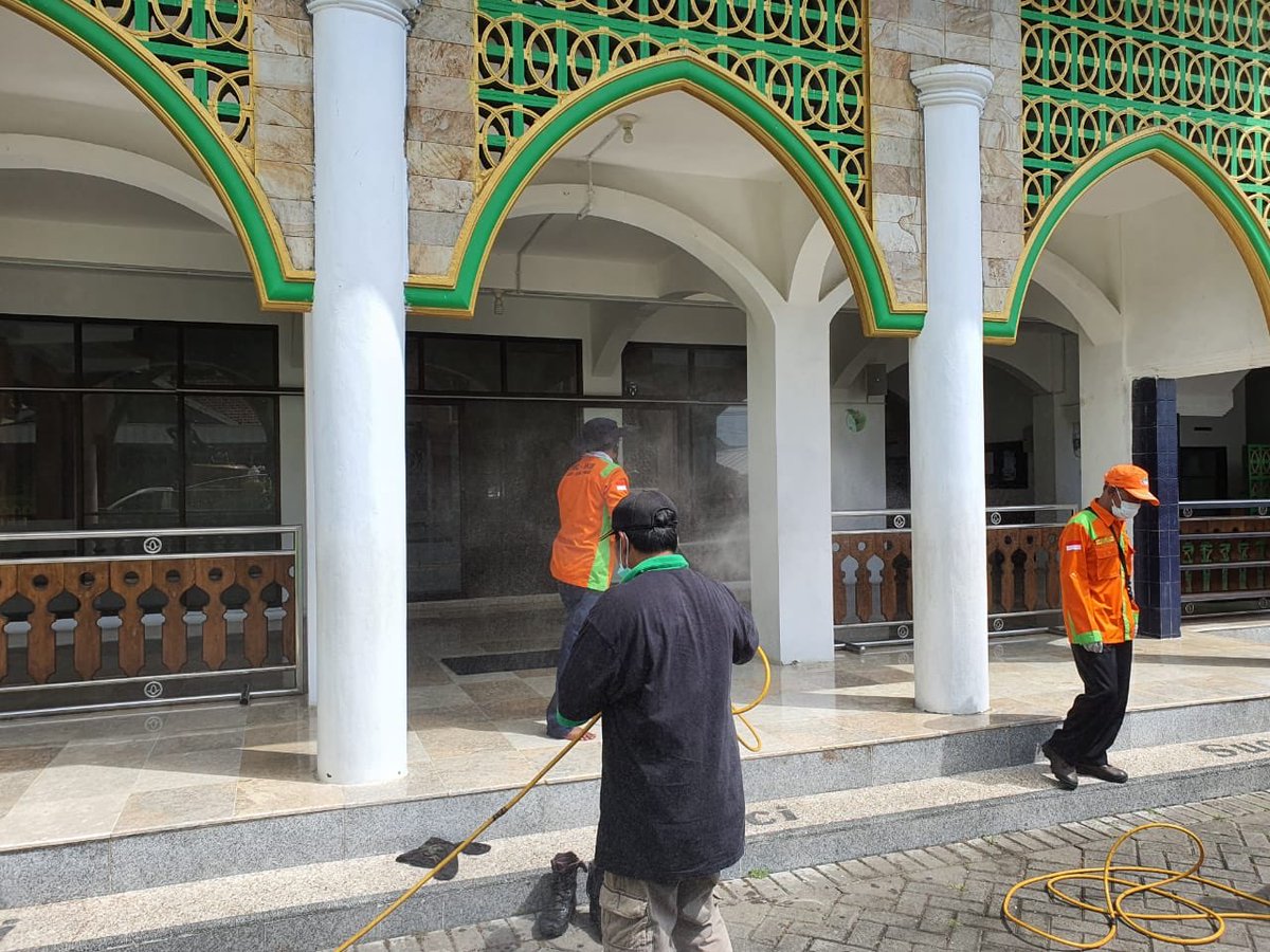 RapiKotaBatu's tweet photo. Minggu, 12 April 2020 RAPI Kota Batu melakukan penyemprotan disinfektan di beberapa tempat ibadah &amp; fasilitas publik di pusat Kota Batu #StaySafe #stayhealthy https://t.co/mKzg8C9u4d