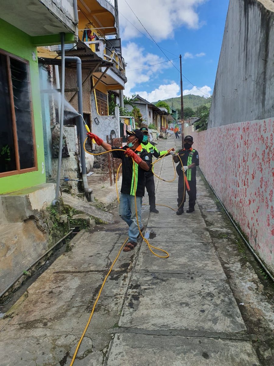 RapiKotaBatu's tweet photo. Kegiatan ini dilakukan sebagai upaya kami membantu mencegah penyebaran COVID-19 di Kota Batu #StaySafe #stayhealthy https://t.co/o7HR4qUmOl