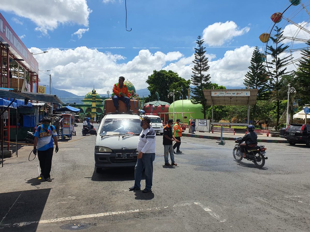 RapiKotaBatu's tweet photo. Penyemprotan disinfektan juga dilakukan di sepanjang jalan protokol, alun2 kota,pasar besar &amp; terminal kota Batu https://t.co/dkVFlJlrYd