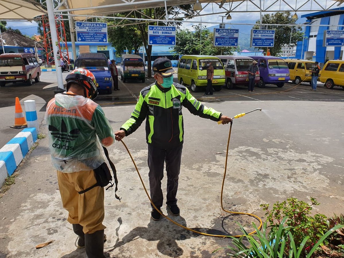 RapiKotaBatu's tweet photo. Penyemprotan disinfektan juga dilakukan di sepanjang jalan protokol, alun2 kota,pasar besar &amp; terminal kota Batu https://t.co/dkVFlJlrYd