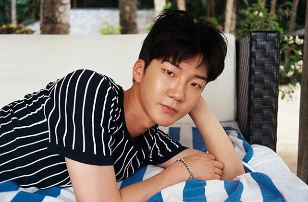 your camera roll if lee seunghoon was your boyfriend; a thread