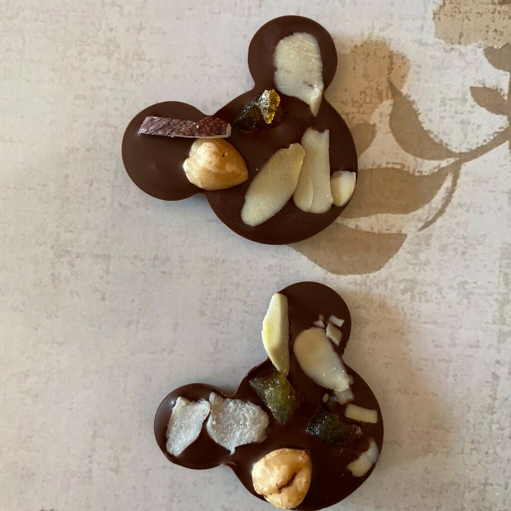 BarbaraSilanus's tweet photo. "Possa Walt Disney World portare gioia, ispirazione e nuovo sapere per tutti coloro che vengono in questo luogo felice: un regno magico dove portersi sentire bambini a tutte le età potendo ridere, giocare e imparare insieme" - Roy Disney - 🍫🍫🍫 Mickey… https://t.co/byKG65lj6L https://t.co/qbvAe8MGxL