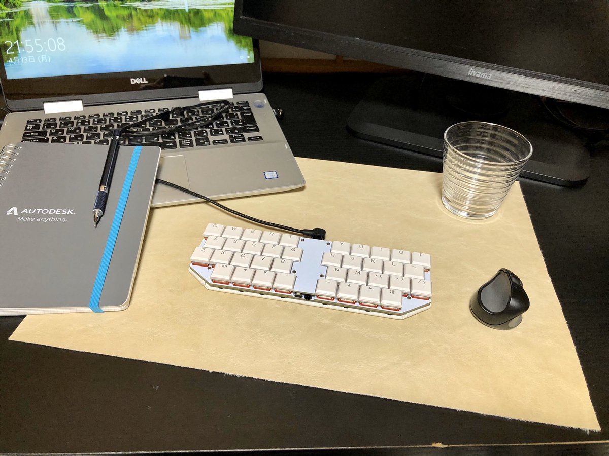 2_4kbd's tweet photo. キーボード用に合皮を買ったけど余るので切り出してデスクマットにした　自マ https://t.co/wI0alQV0jt