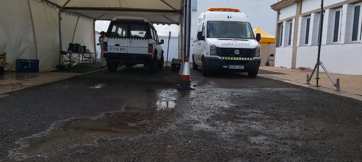 RENCanarias's tweet photo. Como tiene que ser. Nuestras unidades se limpian y desinfectan en las instalaciones del Consorcio de bomberos, para mayor seguridad de nuestros voluntarios. #COVID19 #QuedateEnCasa #EsteVirusLoParamosUnidos https://t.co/qra8Pm6MxN