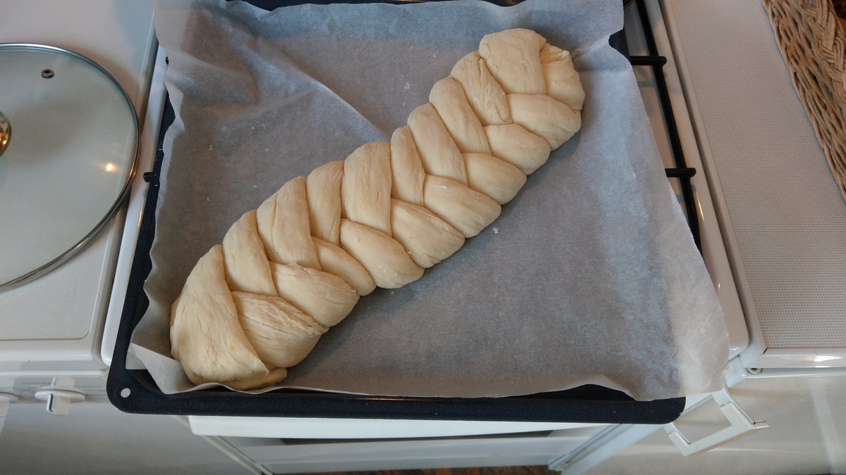 krisenfallrot's tweet photo. Weil Germ gehamstert wurde, besteht der diesjährige Osterzopf aus Fertig-Pizzateig und schmeckt ein wenig nach Basilikum #Covid19 https://t.co/iz9bPidOXS