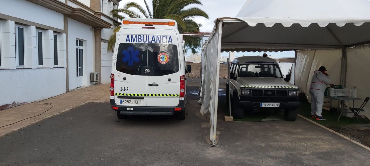 RENCanarias's tweet photo. Como tiene que ser. Nuestras unidades se limpian y desinfectan en las instalaciones del Consorcio de bomberos, para mayor seguridad de nuestros voluntarios. #COVID19 #QuedateEnCasa #EsteVirusLoParamosUnidos https://t.co/qra8Pm6MxN