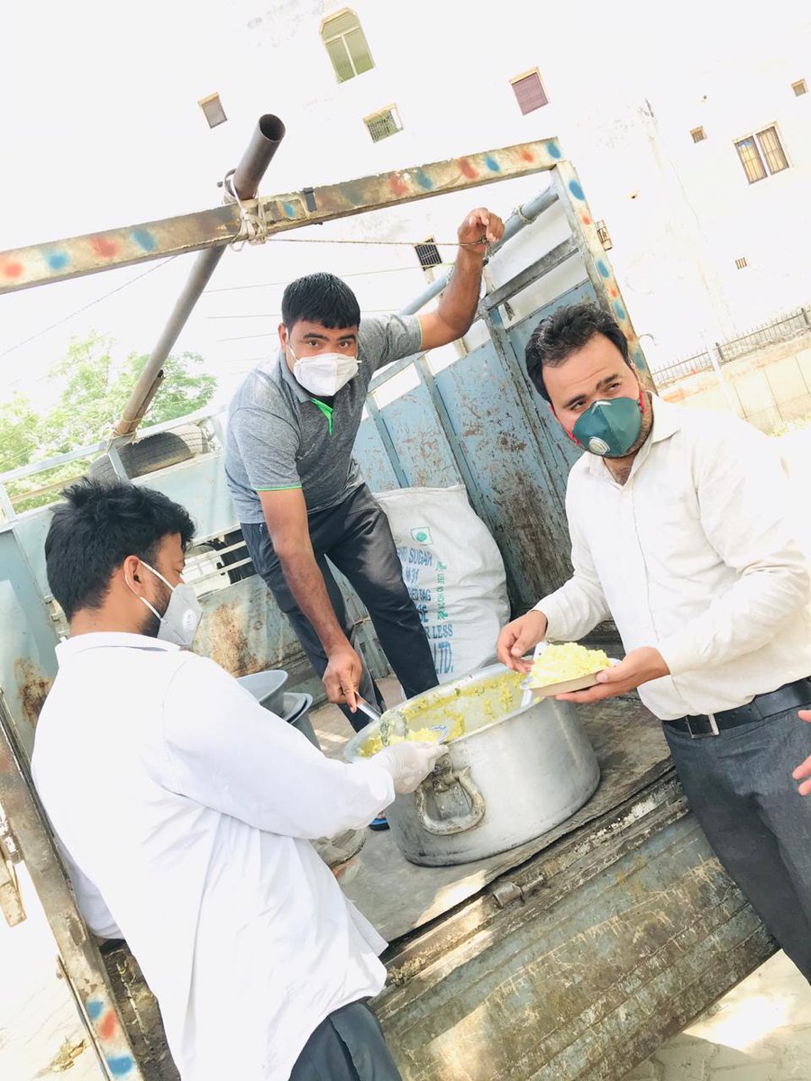 Yadav100nu's tweet photo. आज अपने गांव सरफाबाद में , जनता फ्लेट में  , सेक्टर 70 व सेक्टर 71 में गरीब , मजदूरों व सफाई कर्मचारियों को खिचड़ी बांटते हुए @dmgbnagar @noida_authority @CeoNoida @CP_Noida @PankajSinghBJP @dr_maheshsharma  #TheRealHeroOfIndia 
#PoliceDoctorSafaiKaramchari https://t.co/KI1HutkDZX