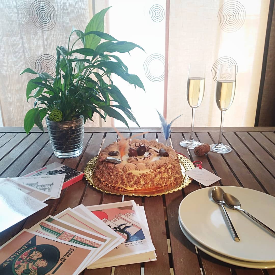LluisAgea's tweet photo. El dia plujós i de confinament d'avui ha millorat espectacularment amb el postre tradicional de la mona. Aquest dolç tant nostrat l'he gaudit recordant documents del centenari de l'Ateneu de #Tàrrega.
#bonapasqua #millorjunta #mona2020 #joemquedoacasa #foodlover #tradicions https://t.co/gJpHEvdVWO