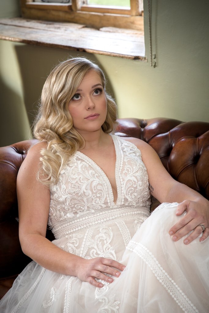 VicBradfieldMUA's tweet photo. Bridal Inspiration I’m lucky to have a gorgeous friend, who is beautiful inside and out. Who agreed to be my model on this shoot. Doesn’t she just look fabulous with a Hollywood wave an golden shades on her eyes. @JessicaxMartin_ 
Photos @AJG_Photography
Hair @lynnettechasmer https://t.co/QLssZyMYKD