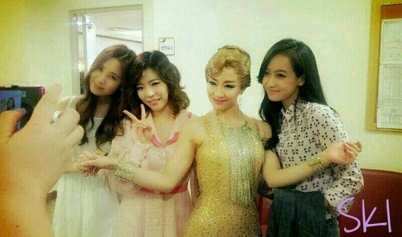 40. The Grace Sunday, SNSD SeoHyun and Sunny with F(x) Victoria