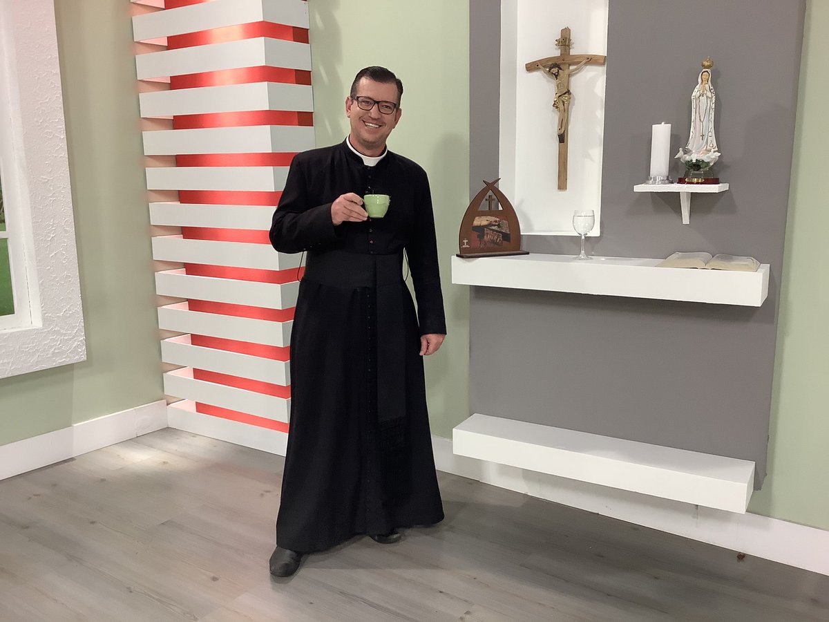 redeseculo21's tweet photo. Você Pode Ser Feliz está ao vivo com o Padre Alexander Dezotti. Tema: você crê no Deus vivo? Deixe seu comentário e assista pela @redeseculo21
#redeseculo21 #deusvivo #jesusressuscitou #padrealexanderdezotti #vocepodeserfeliz https://t.co/q3qoh25j7d