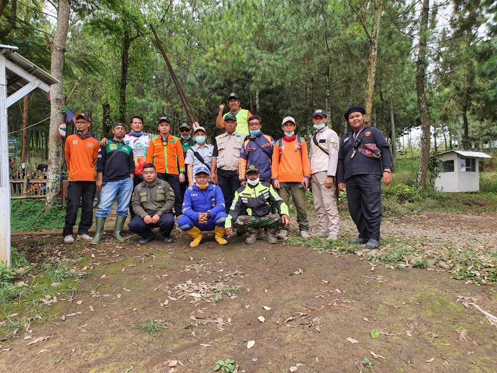 RapiKotaBatu's tweet photo. Personil sampai dgn malam ini masih standby di posko parangtejo untuk mempersiapkan rencana Operasi SAR dibawah koordinasi Basarnas https://t.co/iO3rOfsim5