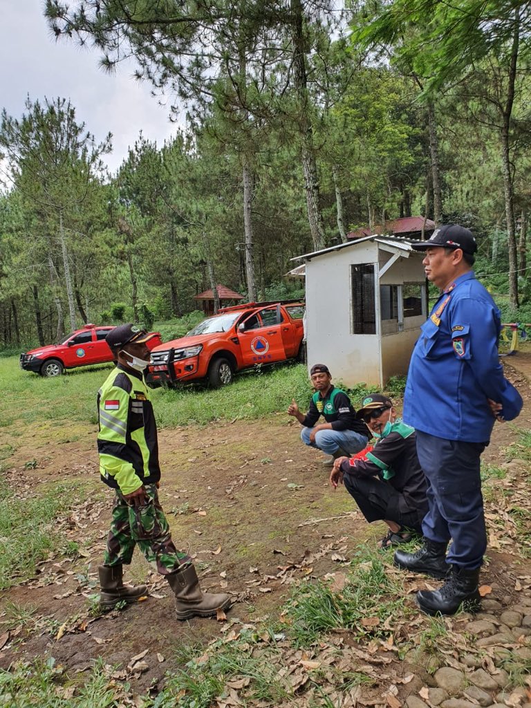 RapiKotaBatu's tweet photo. Personil sampai dgn malam ini masih standby di posko parangtejo untuk mempersiapkan rencana Operasi SAR dibawah koordinasi Basarnas https://t.co/iO3rOfsim5