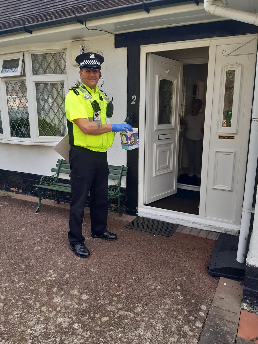 CP_Central_Hub's tweet photo. This #BankHoliday CPO's have been carrying out welfare checks on 100+ vulnerable citizens across the City.
We've been ensuring they have enough food &amp; medication as well as delivering Easter Eggs (donated by Wilkos)

If you need support you can ring 01159155555
#safer #Nottingham https://t.co/sz4Rm4uKuI