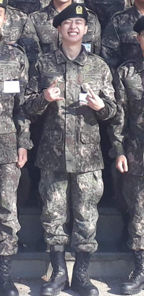 JustFeeldog's tweet photo. ㅋㅋㅋㅋㅋ 잘어울리네❤ 
군복입어도 귀여움 어쩔수 없다 ㅋㅋㅋㅋ https://t.co/Auees5eToh