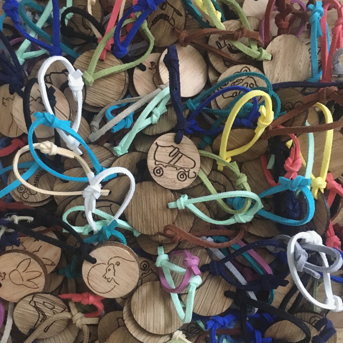 * Mes premières créations *

A l'origine, mon but était juste de me faire plaisir et de reverser une partie à des associations (<a href="/30millionsdamis/">Fondation 30 Millions d'Amis</a> et @asso_mobileenville).⁣ 💖⁣
⁣⁣⁣
Aujourd’hui, je suis heureuse de me lancer dans l’aventure entrepreneuriale ... ⛵️⁣⁣