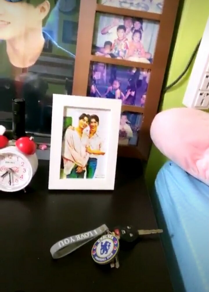 iKONicMonster's tweet photo. Gulf Kanawut claiming his man right in front of our salads these past days. 
1. Yes, we're married
2. Couple pic in his bedside table
3. "DaDdy"
4. "Why are you so handsome kub" 
#FreeFireFACT4xMEW https://t.co/ukLaLTNQo2