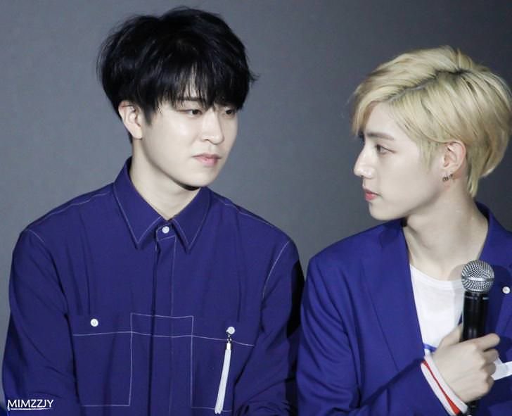 ahh the way mark looks at youngjae  @GOT7Official  #GOT7  #갓세븐  #GOT7_NOTBYTHEMOON  #GOT7_DYE