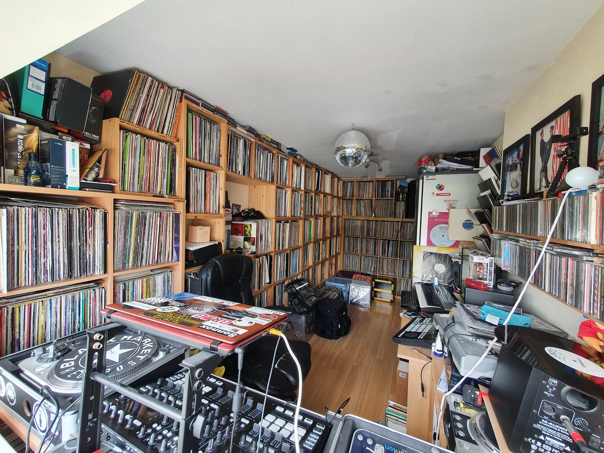strangerollers's tweet photo. Dealing with this lockdown #lovevinyl #StayHomeSaveLives #vinylrecords #vinylcollection #ableton #NativeInstruments #maulebrewery #maulecollective #dapperchaps #StayAtHome #glitterbox #makemusic #staymotivated https://t.co/MqF3og7Uod