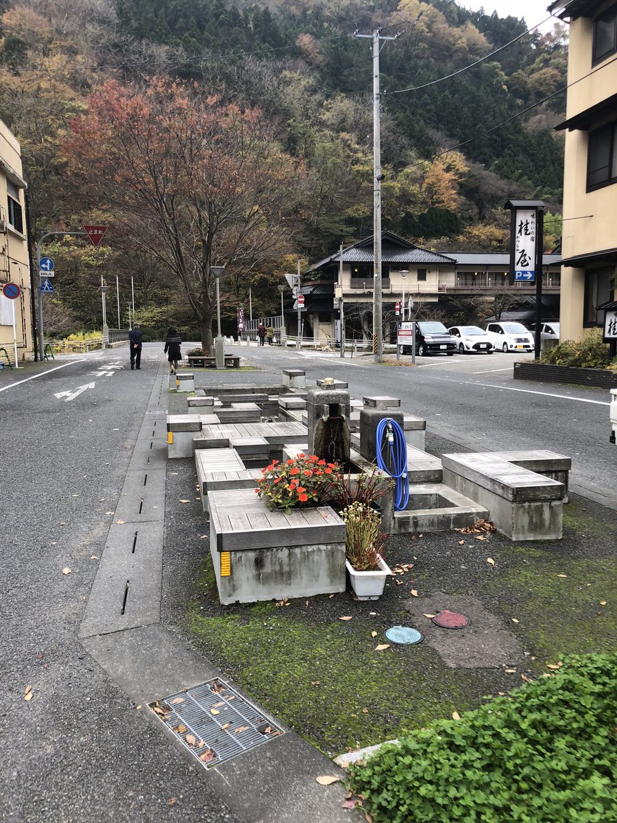 鈴木克亘 灰皿写真コレクション 撮影 山形県鶴岡市 温海温泉 観光パンフレットでは あつみ温泉 と開く場合が多い 開湯1 300年の歴史を持つ温泉郷で 写真中央には誰でも入れる無料の足湯 あんべ湯が写っている さてここには灰皿も写って