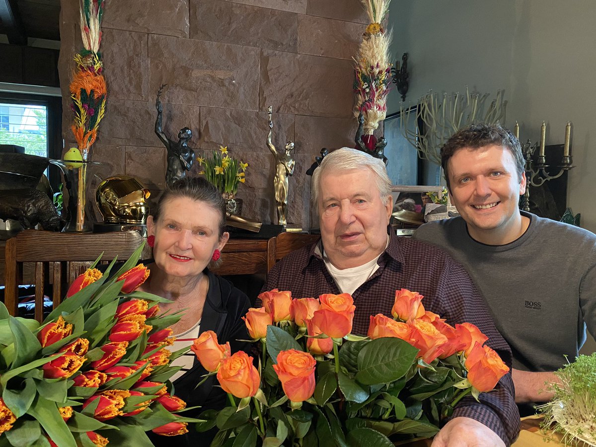 BartekMarszalek's tweet photo. Dzisiaj 78. urodziny mojego Taty Waldemara Marszałka 🎂🎁🎉. Kocham Cię Mistrzu, jesteś dla mnie wzorem w każdej dziedzinie życia. Dziękuję Ci za wszystko, jesteś wspaniałym ojcem, mężem i głową naszej rodziny ❤️
#waldemarmarszalek #hydroracing #watersport #legend #powerboat https://t.co/LzOYva82SA