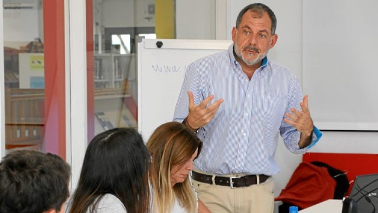 FundacionesECCA's tweet photo. #COVID2019 hace que ya nada sea igual, nada volverá a ser como antes, estamos ante un cambio de paradigma.
Hablamos con un experto en #MarcaPersonal e Inteligencia Social, José Carlos Pérez. @tehaceunico 
📻👨‍👩‍👧‍👧https://t.co/N8TK8v7T9D https://t.co/wXytkPr65n