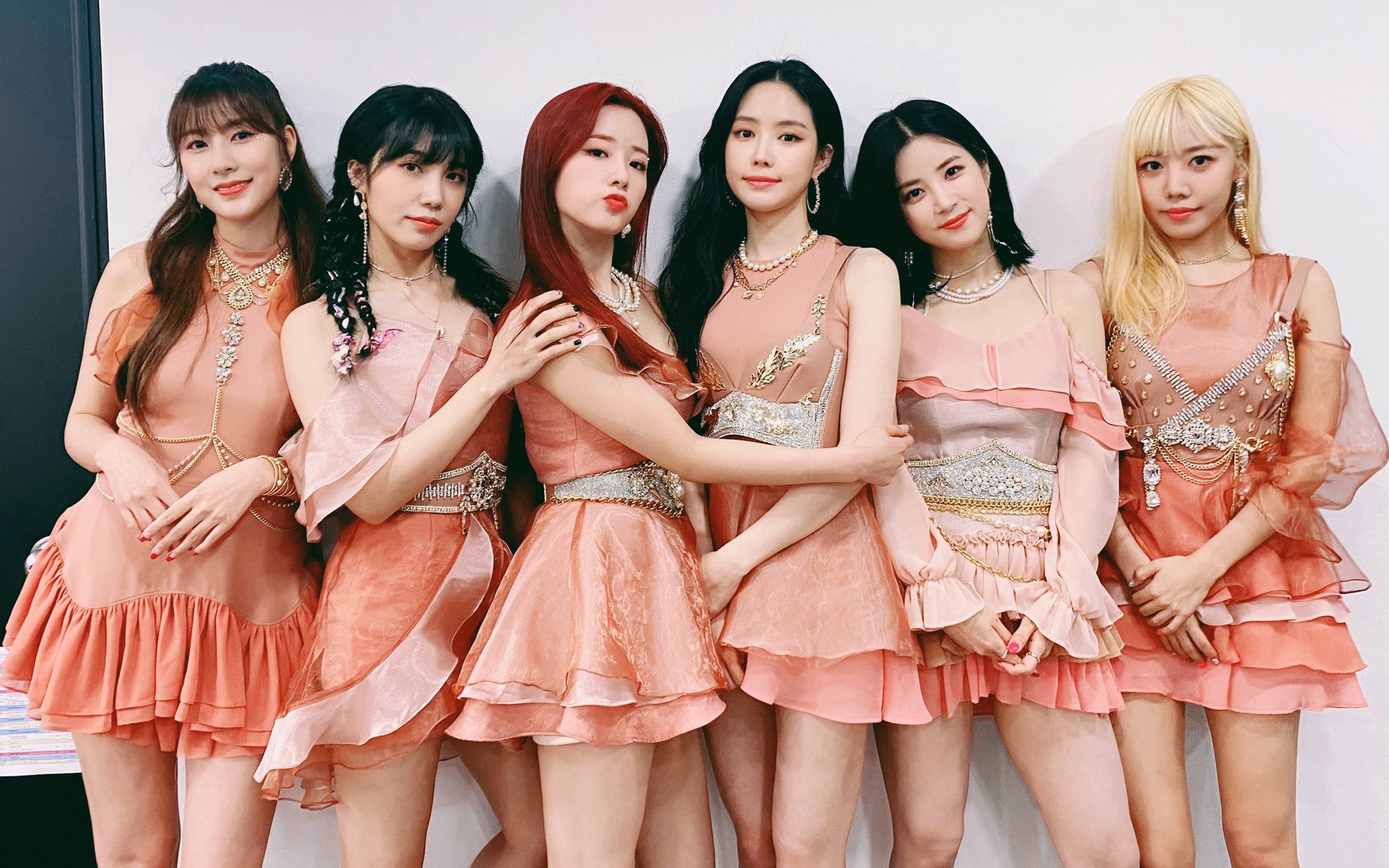 Apink(에이핑크) on X: "[#에이핑크] 내 맘은 덤더러 럼더러럼🎶 행복했던 Apink 9th Mini Album [LOOK]  SHOWCASE🥳 안방 1열에서 열심히 응원해주신 PANDA들의 마음이 우리핑크에게도 감사히 전해졌던 순간😊 앞으로 덤더럼😐하지  않게 함께 달려요🐼💞 #Apink #덤더럼 #