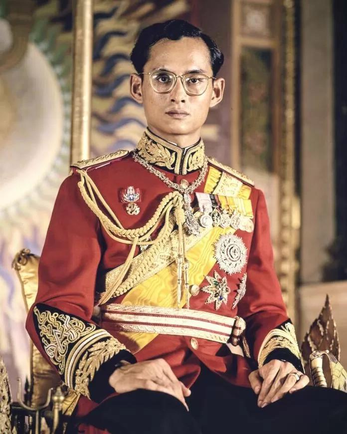 Hsn_0205's tweet photo. Love&amp;Peace.  Welcome to #China

We are here with all people in the world fighting with Covid-19 virus.
病毒无国界，世界齐抗疫
 Welike King Bhumibol &amp; Princess Sirindhorn of Thai.

请泰国网友理智点 谢谢

诗琳通公主获颁2019中国友谊勋章。中国人挺喜欢九世皇和诗琳通公主的#GMMTV #GMM25 https://t.co/RtkFrltVlb