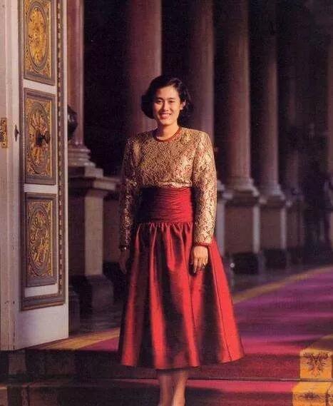 Hsn_0205's tweet photo. Love&amp;Peace.  Welcome to #China

We are here with all people in the world fighting with Covid-19 virus.
病毒无国界，世界齐抗疫
 Welike King Bhumibol &amp; Princess Sirindhorn of Thai.

请泰国网友理智点 谢谢

诗琳通公主获颁2019中国友谊勋章。中国人挺喜欢九世皇和诗琳通公主的#GMMTV #GMM25 https://t.co/RtkFrltVlb