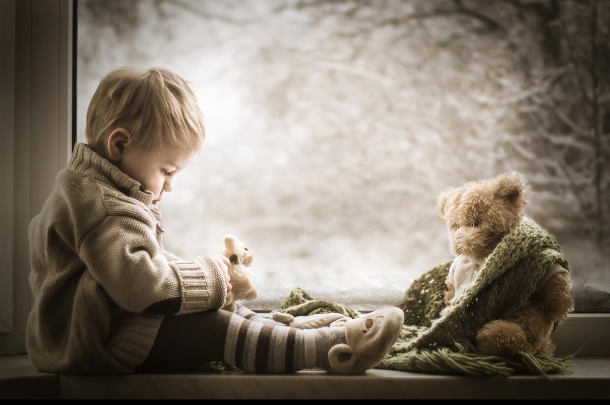 우리는
다른 사람을 통해
무언가를 배우게 됩니다

나쁜 사람은
나를 깨우치게 만들고

좋은 사람은
나를 반성하게 만듭니다

사람에겐
배울점이 하나씩 있습니다

좋은 가르침은 주는
사람으로 살아가세요

나를 위해
누군가를 위해...