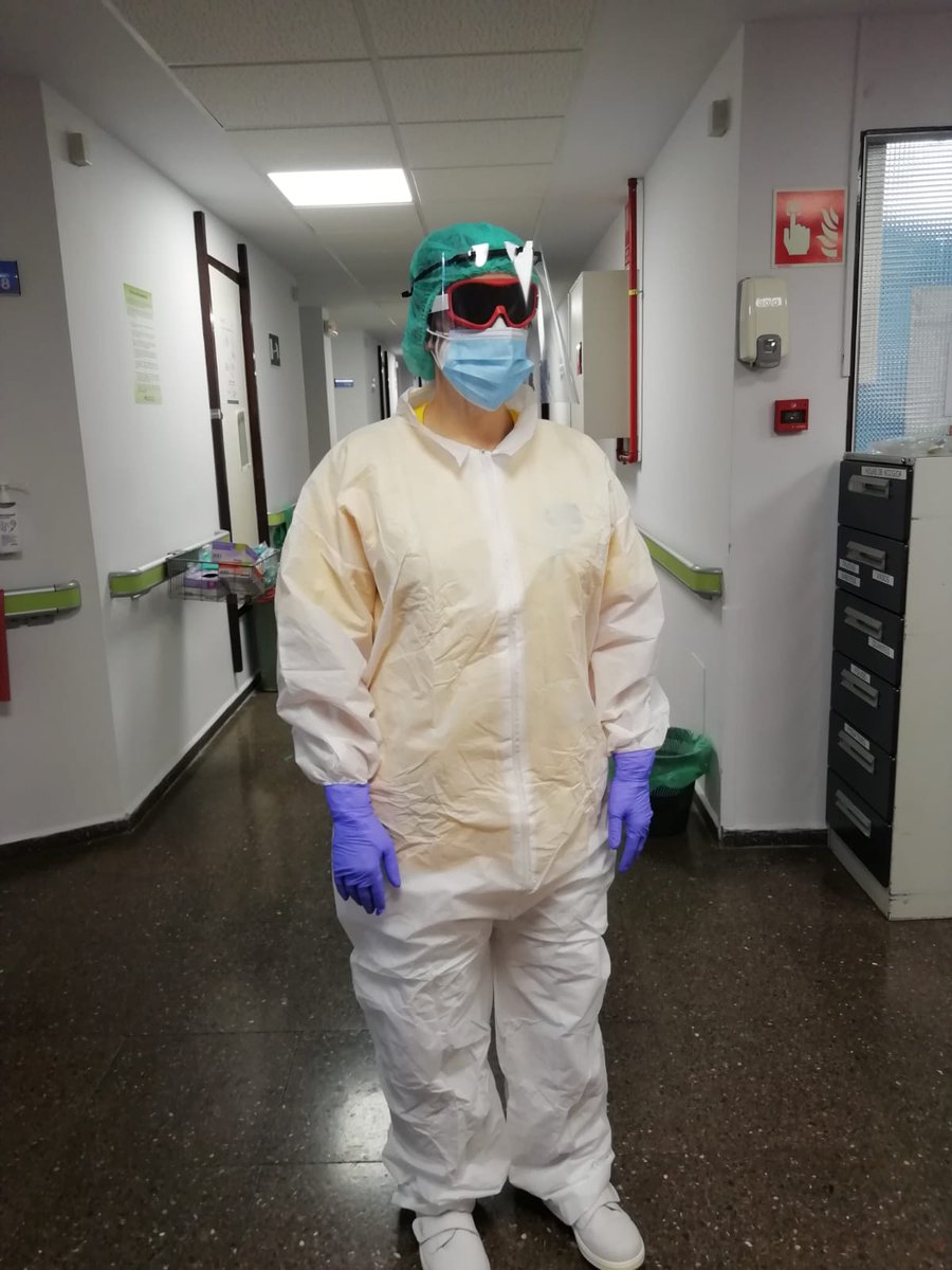 [#Coronavirus] Segunda remesa de trajes de protección donada por Jon Loroño-Construcciones Paraiso a través de <a href="/Policia/">Policía Nacional</a>. No es el momento de relajarse, seguimos necesitando protegernos. Muchas gracias!
#COVID19 #COVID2019 #YoMeQuedoEnCasa #QuedateEnTuCasa 
#HospitalRamónYCajal