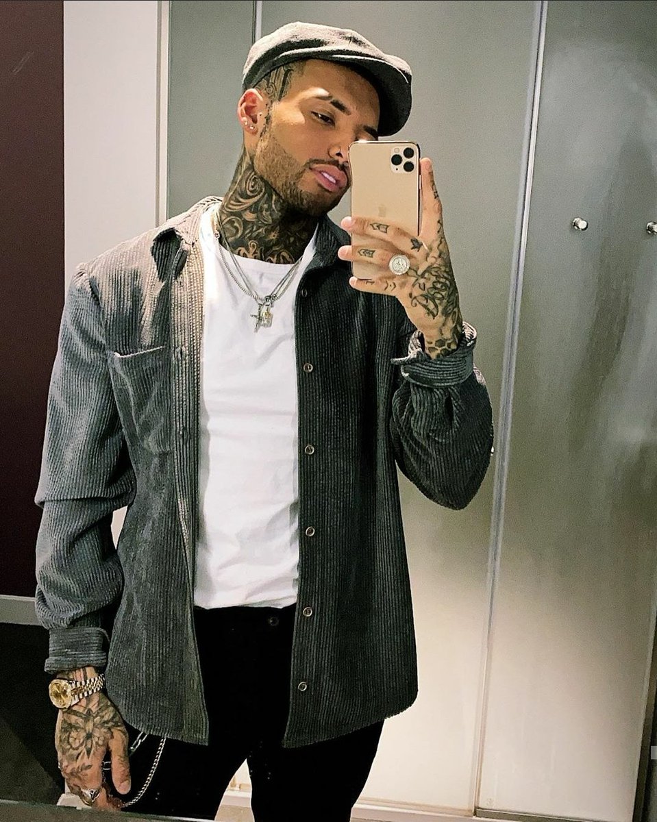 OTIIS5's tweet photo. I went to the dinner last night dressed as a peaky fuckin blinder apparently #VINESELFIE https://t.co/zNbbllmsgr