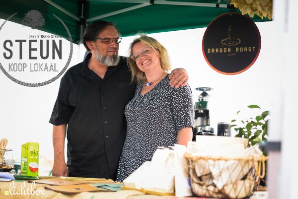 StraffeStreek's tweet photo. Dragon Roast dat zijn Joëlle en Jos uit Tienen. 'Dragon Roast' verwijst naar de draak Oswaldus uit een Tiense legende. Met artisanaal gebrande koffie en theemengelingen willen ze u vooral verwennen, ook nu. Meer info op hun website! Steun onze Straffe Streek en koop lokaal! https://t.co/nQLLLuOYyQ