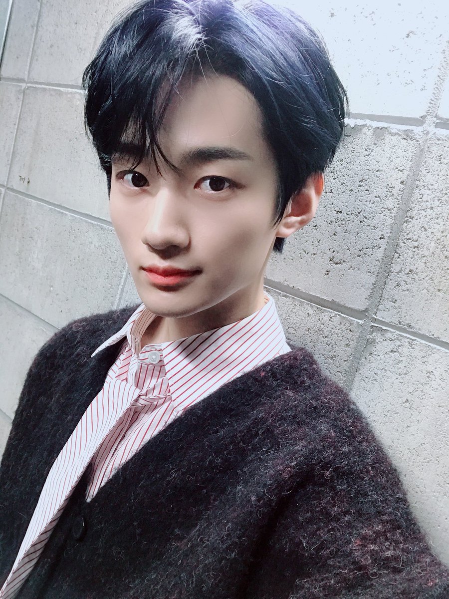 VRVR_VERIVERY's tweet photo. @by_verivery 200413 | Twitter VERIVERY | #YONGSEUNG

Encontré esto mientras estaba mirando albums en mi teléfono. [FACE ME] el día de la grabación del Jacket. Una selfie después de mi turno.

#베리베리 #VERIVERY #FACE_ME #NuncaVolvera*
*Traducción aproximada https://t.co/a5hdjPEyXC