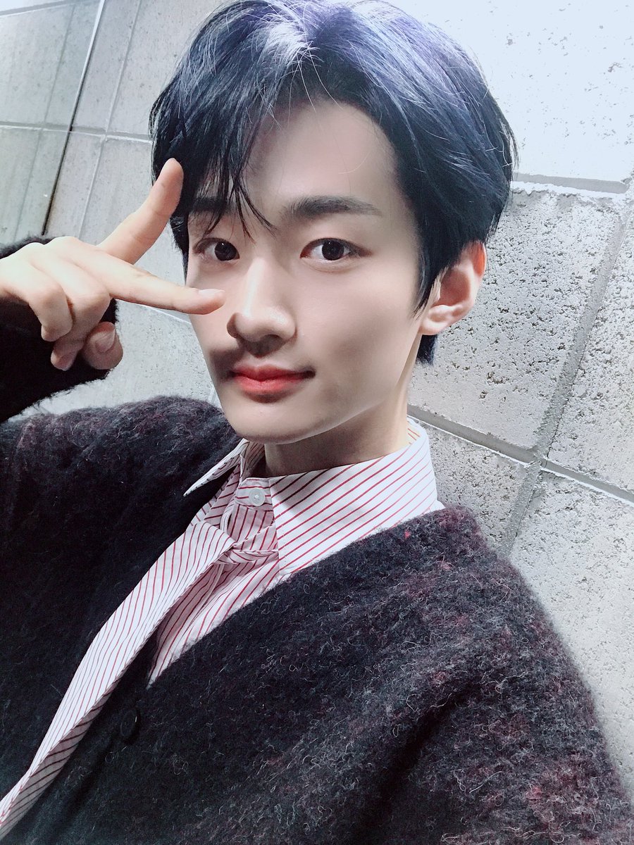 VRVR_VERIVERY's tweet photo. @by_verivery 200413 | Twitter VERIVERY | #YONGSEUNG

Encontré esto mientras estaba mirando albums en mi teléfono. [FACE ME] el día de la grabación del Jacket. Una selfie después de mi turno.

#베리베리 #VERIVERY #FACE_ME #NuncaVolvera*
*Traducción aproximada https://t.co/a5hdjPEyXC