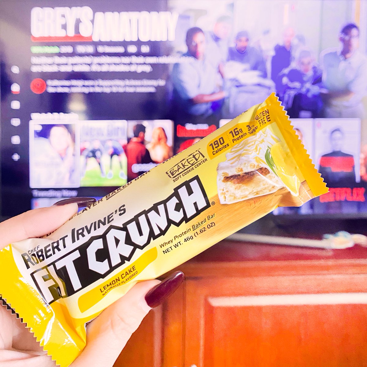 FitCrunchBars's tweet photo. 🍋#SQUEEZEtheDAY with one show at a time!🎥
.
What new series are you watching?👇 👇
.
.
#fitcrunch #monday #netflix #snack #fitforsnacking #netflixandchill #new #lemoncake #amazon #quarantine #family #fitness #protein #glutenfree #macros https://t.co/RGHOyd9lkt