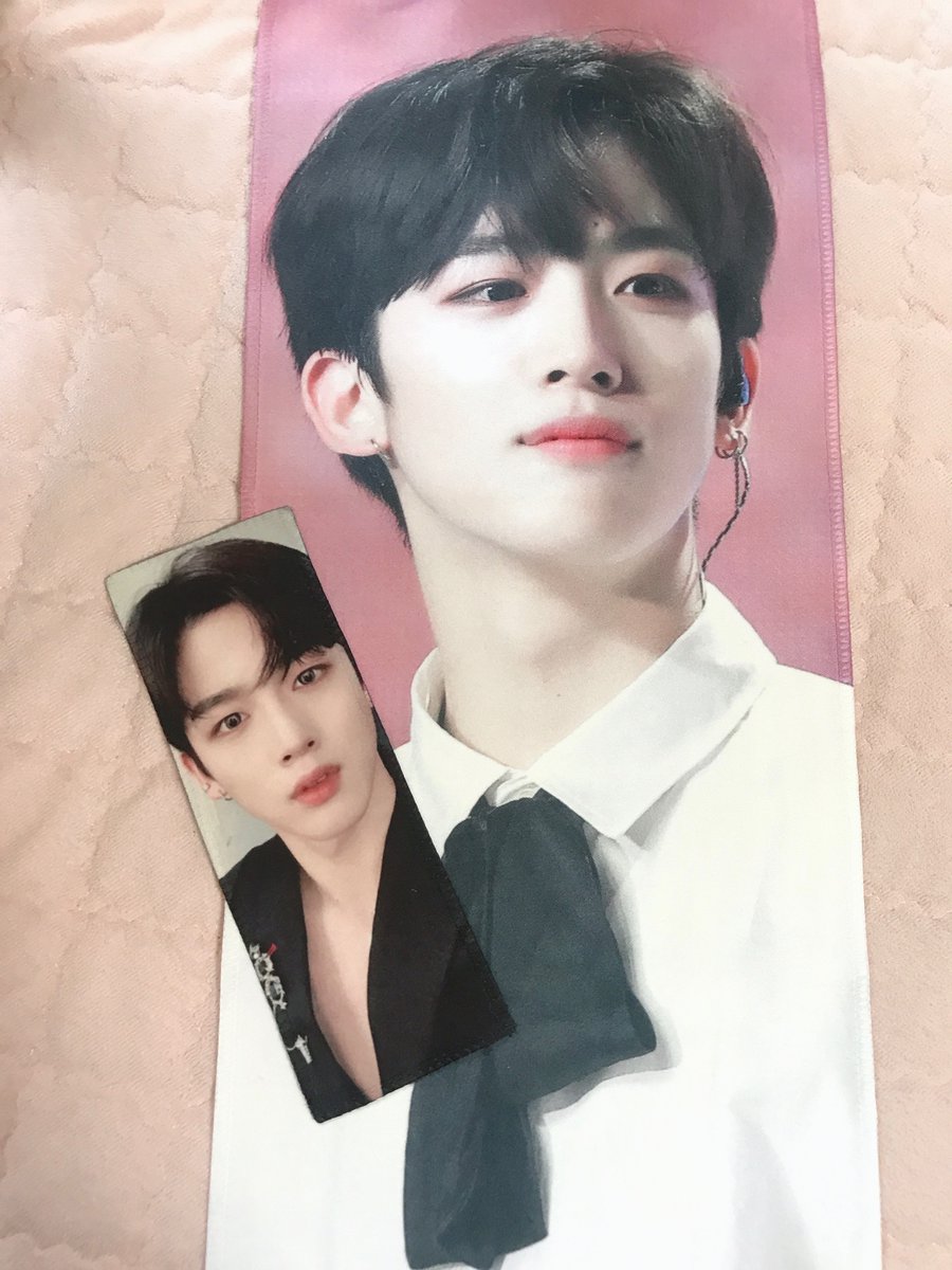 Yohiness1's tweet photo. 너무예쁜 슬로건들이…
상자안에 들어있는게 넘나슬프다…

접혀있는거 너무 싫다…ㅜㅜ
나눔을 해버릴까 수십번도 고민한다…

슬로건 홀더에 고이 넣어둘수만
있다면…
보고싶을때 마구 꺼내놓을수 있다면…
(눈치보는 덕질 넘나슬픔…😭) https://t.co/lpceWOJvdk