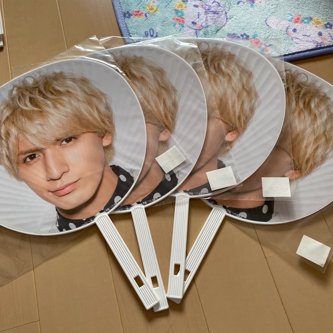 9sTx3's tweet photo. 写真の藤井流星くんのうちわお譲り致します。メルカリ、先振込み対応可。他はご相談下さい。金額はご提示ください。なお定価～が優先となります。リプライ、DMお待ちしております。  #ジャニーズWESTグッズ譲  #ジャニーズWEST譲
#グッズ譲 https://t.co/cmgb5SULbK