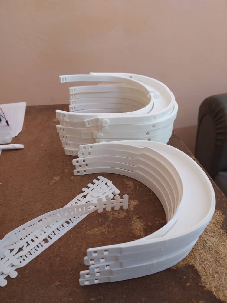 qvacall's tweet photo. Continuamos trabajando en la #impresion3D de viseras para apoyar al personal de la salud en nuestro país en el enfrentamiento al #COVID19.
Si puedes colaborar también, únete al grupo https://t.co/Rd2RDOe3Pw.
#CubaSalva #QuédateEnCasa #HechoEnCuba @MINSAPCuba @japortalmiranda https://t.co/i6sq2taXZK