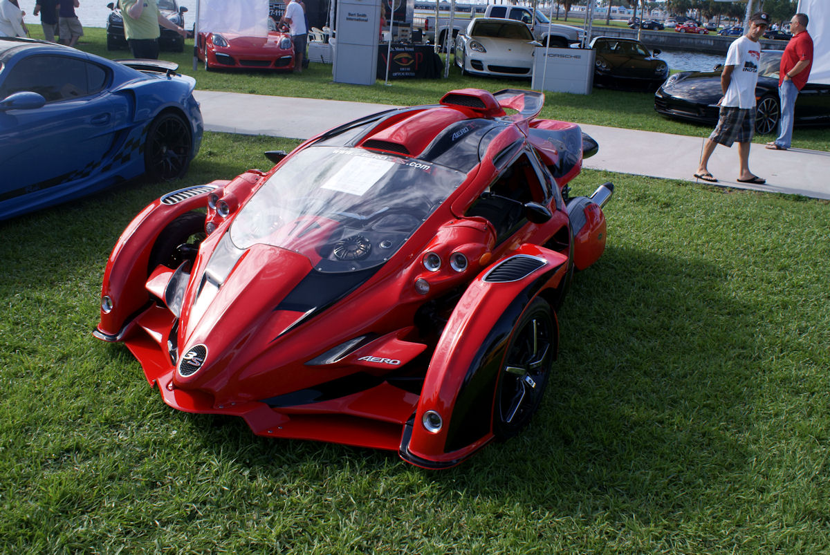 さいはて T Rex全般で検索するとキャラクターと似た赤と黒のカラーリングの車もあるけれど 残念ながら 当人のは Jb といろんなところにイニシャル入れまくった青い車体らしい T Co Nnxdzbsvbu Twitter