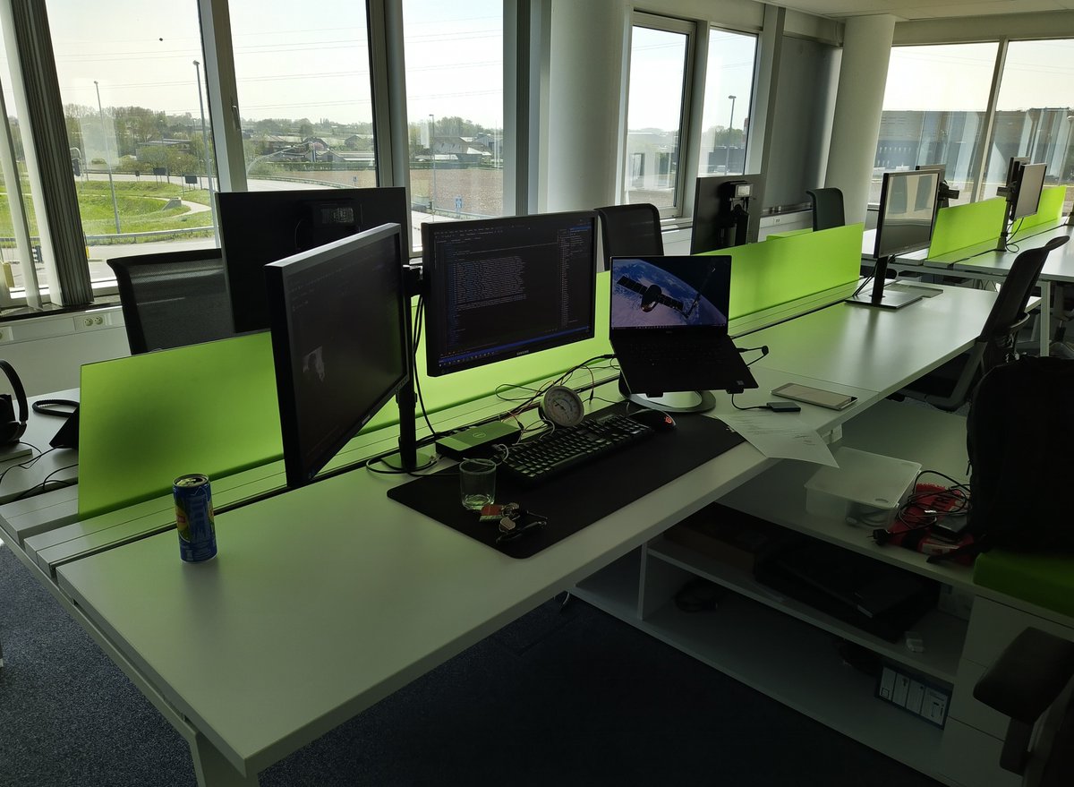 Hydr0_'s tweet photo. @jkaplan Desk pictures! https://t.co/5zGzLqb5UA