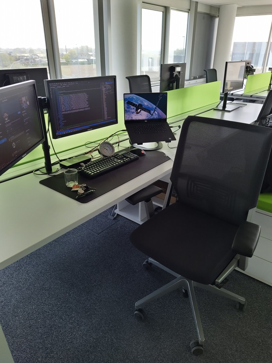 Hydr0_'s tweet photo. @jkaplan Desk pictures! https://t.co/5zGzLqb5UA